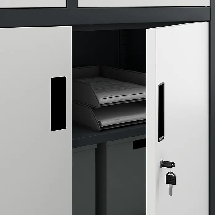 Jan Nowak Aktenschrank Filip II - B x T x H: 90 x 40 x 185 cm, Anthrazit/Weiß - Detailansicht eines Metallschranks in Grau und Weiß mit offenen Fächern, einem Schlüssel und Ablagefächern.