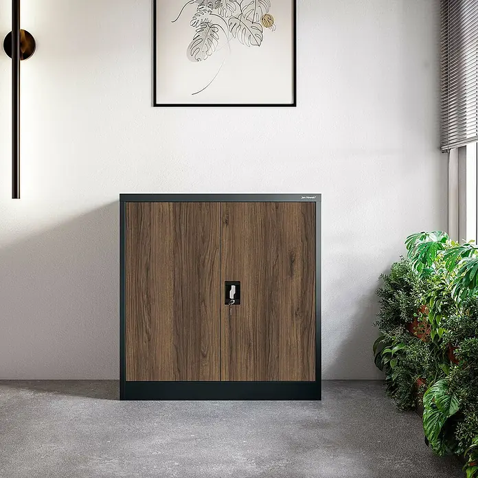 Jan Nowak Aktenschrank Beata - B x T x H: 90 x 40 x 92,5 cm, Anthrazit / Nussbaum - Das Bild zeigt einen Büroschrank mit Holztüren und schwarzem Rahmen, der sich ideal für die Aufbewahrung von Dokumenten und Büromaterial eignet.