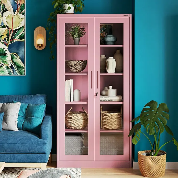 Jan Nowak Aktenschrank Amelia - B x T x H: 90 x 40 x 185 cm, Rosa - Rosa Vitrine mit Glasböden, gefüllt mit dekorativen Gegenständen, Büchern und Körben, die in einem stilvollen Interieur platziert ist.
