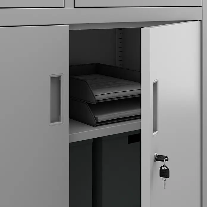 Jan Nowak Aktenschrank Filip II - B x T x H: 90 x 40 x 185 cm, Grau - Ein grauer Büroschrank mit geöffneten Türen, gefüllt mit Dokumenten und einem Schlüssel im Schloss.