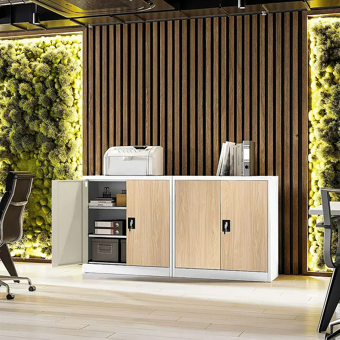 Jan Nowak Aktenschrank Beata - B x T x H: 90 x 40 x 92,5 cm, Weiß / Sonoma Eiche - Weißer Büroschrank mit hellen Holztüren, teils geöffnet, mit Büroartikeln gefüllt, mit Drucker obenauf.