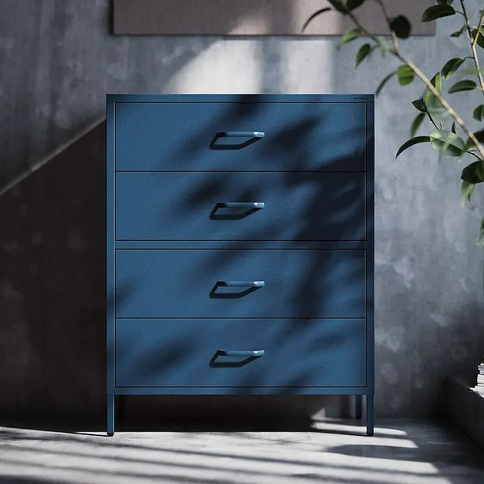 Jan Nowak Kommode Carla - L x B x H: 40 x 80 x 101,5 cm, Dunkelblau, Anzahl Schubladen: 4 Stk. - Blaue Kommode mit vier Schubladen und silbernen Griffen, vor einer grauen Wand mit Schatten.