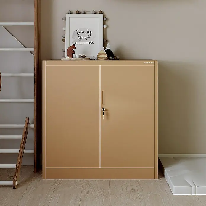 Jan Nowak Aktenschrank Beata - B x T x H: 90 x 40 x 92,5 cm, Beige - Ein schlichtes, beiges Metallregal mit zwei Türen, ideal für die Aufbewahrung im Kinderzimmer, gekrönt mit dekorativen Elementen.