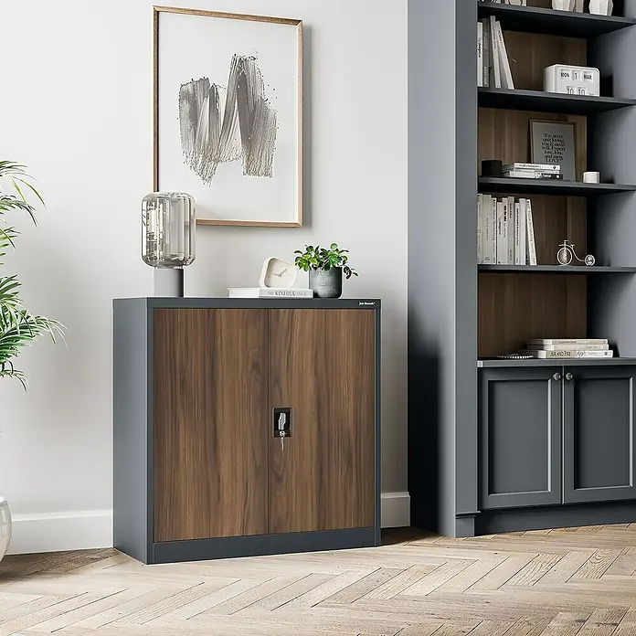 Jan Nowak Aktenschrank Beata - B x T x H: 90 x 40 x 92,5 cm, Anthrazit / Nussbaum - Das Bild zeigt einen grauen Büroschrank mit Holztüren, der eine stilvolle und praktische Aufbewahrungslösung für jedes Büro bietet.