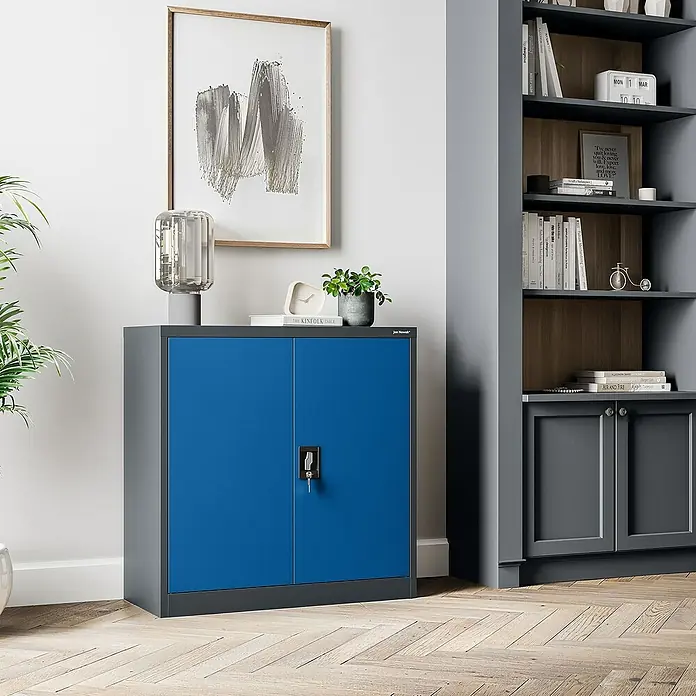 Jan Nowak Aktenschrank Beata - B x T x H: 90 x 40 x 92,5 cm, Anthrazit / Blau - Dieser Artikel zeigt einen blauen Büroschrank mit zwei Türen und einem grauen Rahmen auf einem Holzboden vor einer Wanddekoration.