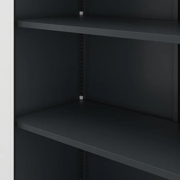 Jan Nowak Aktenschrank Jan II - B x T x H: 115 x 40 x 185 cm, Anthrazit/Weiß - Nahaufnahme eines schwarzen Metallregals mit verstellbaren Einlegeböden, ideal für Büro oder Lager. Robuste Konstruktion für vielseitige Aufbewahrung.