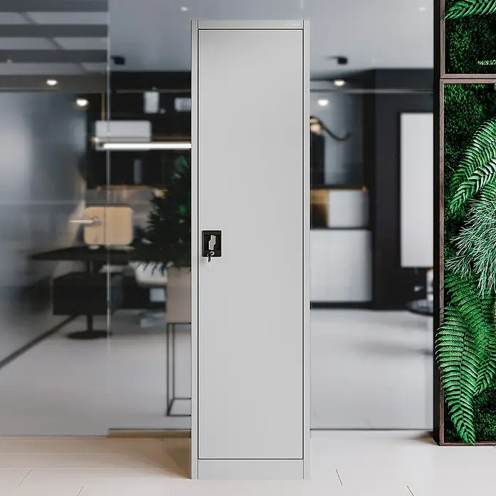 Jan Nowak Aktenschrank Alex - B x T x H: 45 x 40 x 185 cm, Grau - Grauer Metallspind mit Schloss in einem modernen Büro. Der Spind bietet Stauraum und Sicherheit für persönliche Gegenstände.