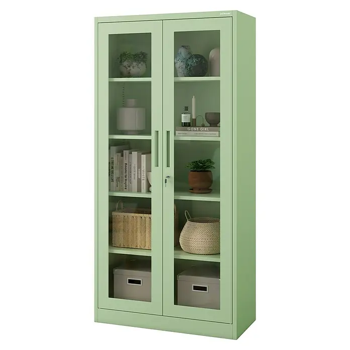 Jan Nowak Aktenschrank Amelia - B x T x H: 90 x 40 x 185 cm, Grün - Ein grüner Aktenschrank aus Metall mit Glastüren und mehreren Regalen. Der Schrank bietet viel Stauraum für Büro und Zuhause.