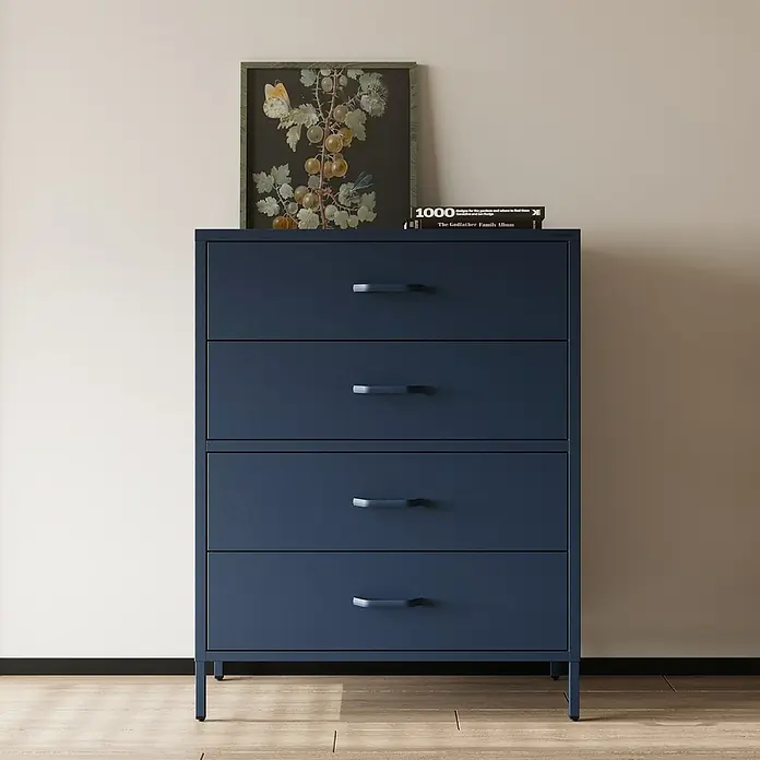 Jan Nowak Kommode Carla - L x B x H: 40 x 80 x 101,5 cm, Dunkelblau, Anzahl Schubladen: 4 Stk. - Dunkelblaue Kommode mit vier Schubladen, auf der ein gerahmtes Gemälde und ein Buch liegen.