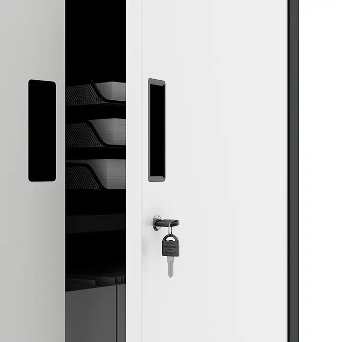 Jan Nowak Aktenschrank Filip II - B x T x H: 90 x 40 x 185 cm, Anthrazit/Weiß - Bild eines weißen Metallschranks mit einem Schlüssel im Schloss, der sich ideal für die sichere Aufbewahrung von Dokumenten eignet.