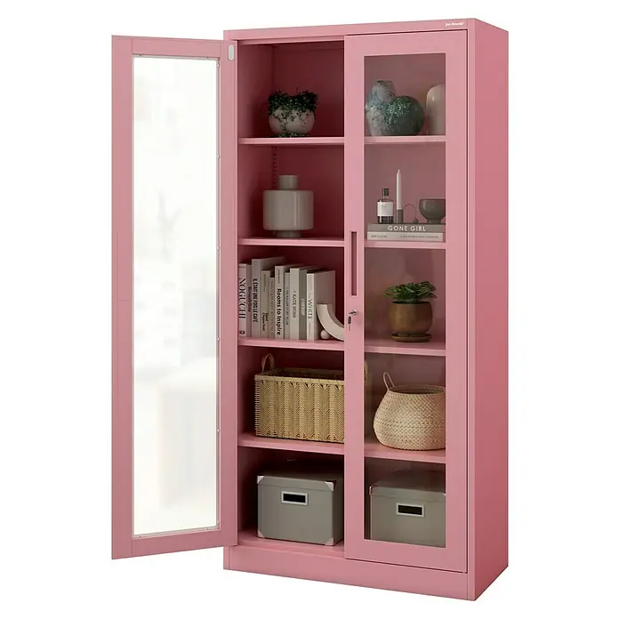 Jan Nowak Aktenschrank Amelia - B x T x H: 90 x 40 x 185 cm, Rosa - Rosa Bücherregal mit Glastüren, gefüllt mit Dekorationsgegenständen, Büchern und Körben.