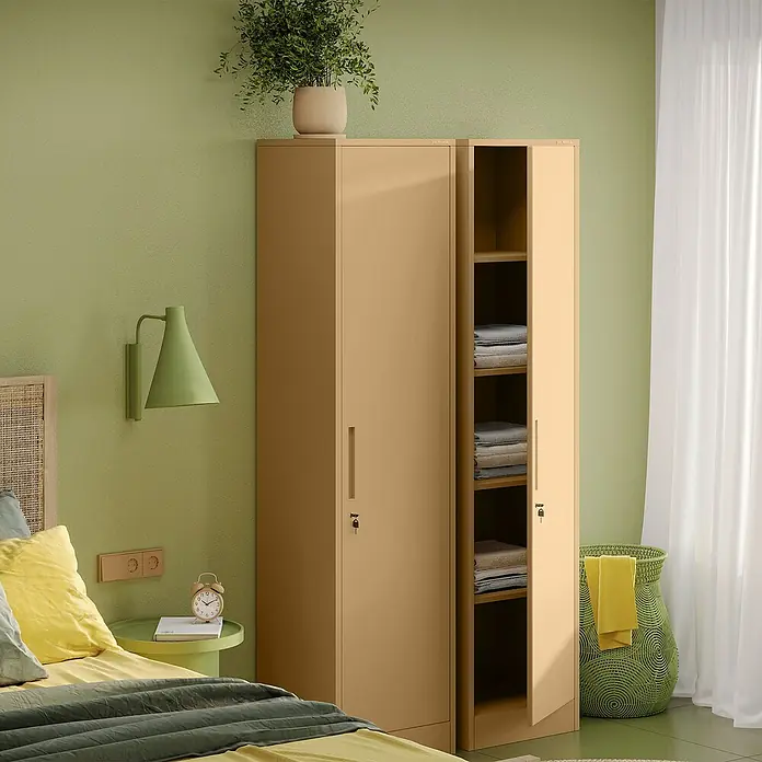 Jan Nowak Aktenschrank Alex - B x T x H: 45 x 40 x 185 cm, Beige - Ein beiger Kleiderschrank mit offener Tür, der Regale und gefaltete Handtücher zeigt, steht in einem gemütlichen Schlafzimmer.