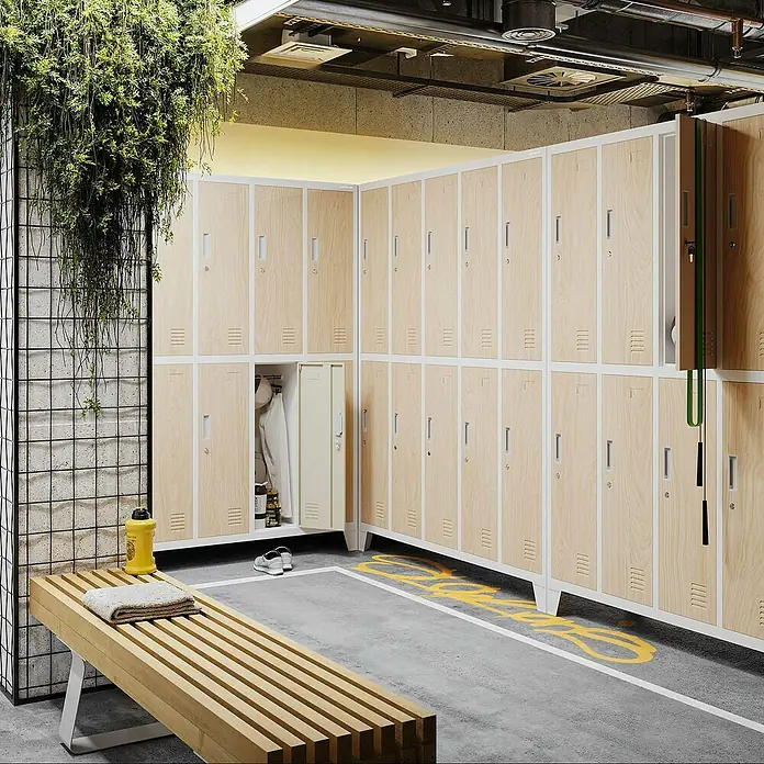 Jan Nowak Spind Bartek - B x T x H: 136 x 45 x 172 cm, Weiß / Sonoma Eiche - Eine moderne Garderobe mit hellen Holzschließfächern, einer Bank und grüner Dekoration schafft eine einladende Atmosphäre.