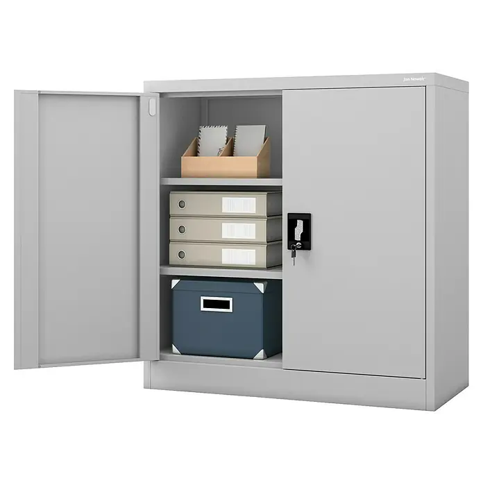 Jan Nowak Aktenschrank Beata - B x T x H: 90 x 40 x 92,5 cm, Grau - Ein grauer Büroschrank mit einer offenen und einer geschlossenen Tür, gefüllt mit Bürobedarf wie Ordnern und einer Box.