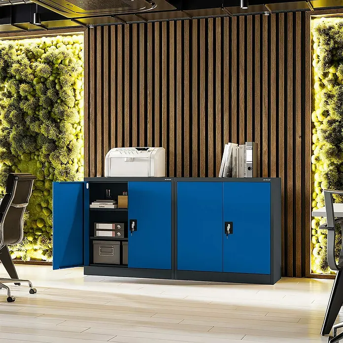 Jan Nowak Aktenschrank Beata - B x T x H: 90 x 40 x 92,5 cm, Anthrazit / Blau - Ein blauer Büroschrank mit grauen Akzenten steht vor einer Wand, ideal für Büroaufbewahrung mit viel Stauraum.