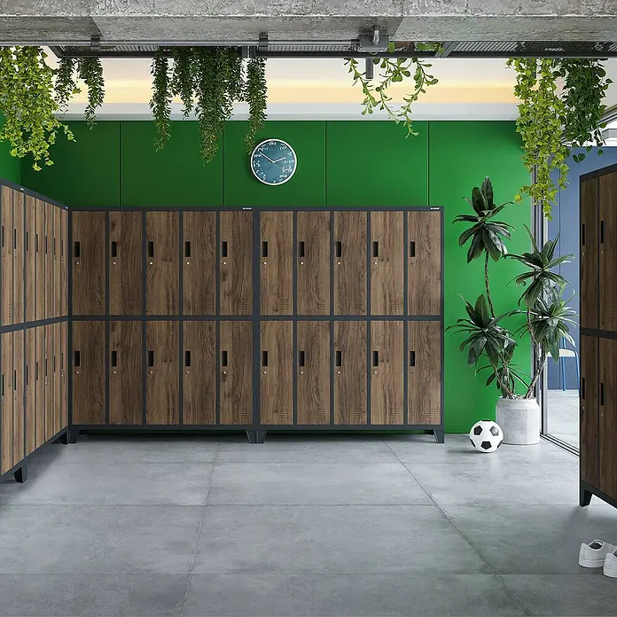 Jan Nowak Spind Bartek - B x T x H: 136 x 45 x 172 cm, Anthrazit/ Nussbaum - Schrankraum mit Holzschränken, Pflanzen und einem Fußball. Moderne Umkleide mit rustikalem Charme und sportlichem Flair.