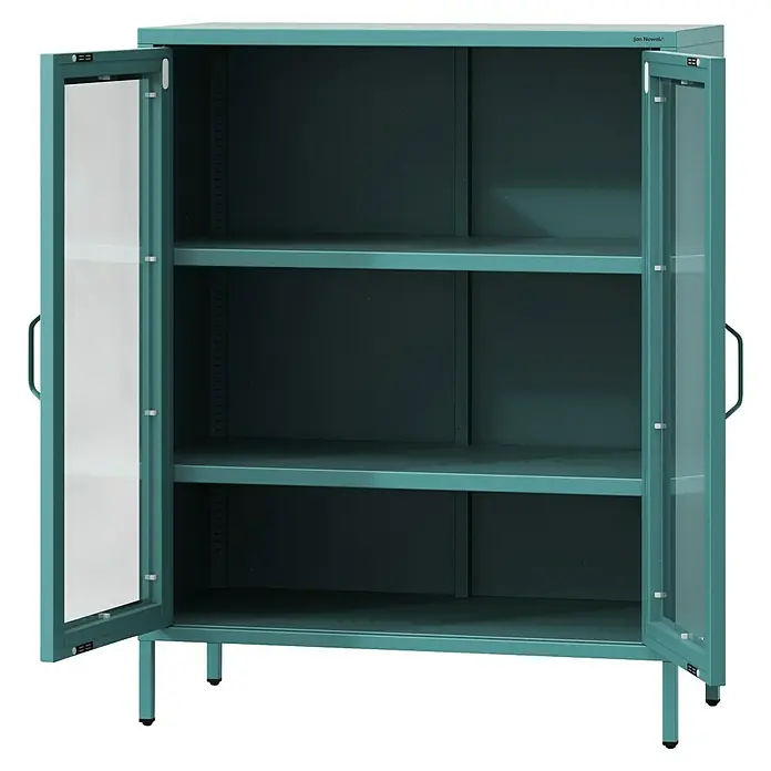 Jan Nowak Vitrine Gina - B x T x H: 80 x 40 x 101,5 cm, Meeresgrün - Abbildung eines geöffneten, türkisblauen Metallschranks mit Glasböden.