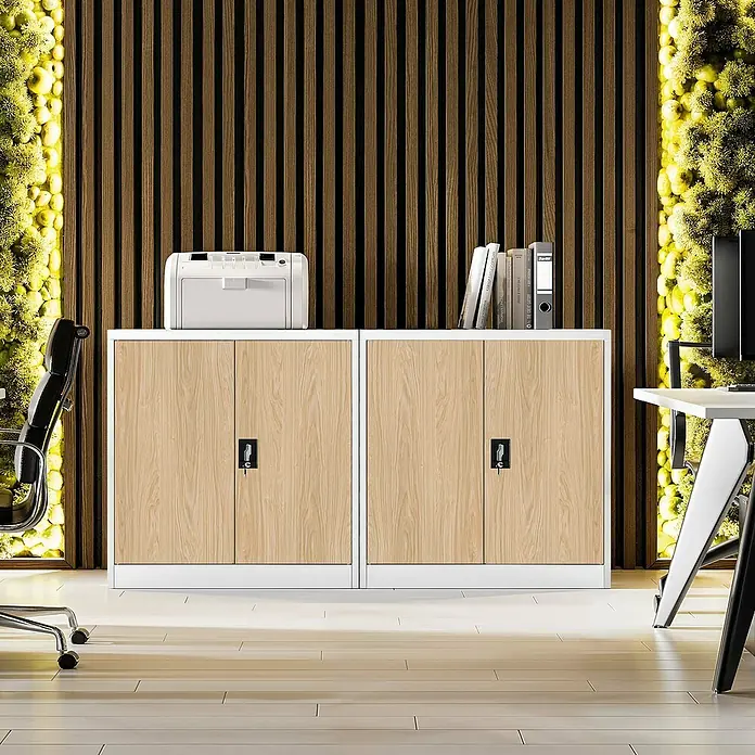 Jan Nowak Aktenschrank Beata - B x T x H: 90 x 40 x 92,5 cm, Weiß / Sonoma Eiche - Holzfarbene Aktenschränke mit weißen Rahmen und Schlüsseln, auf denen Bücher und ein Drucker stehen, bieten Stauraum.