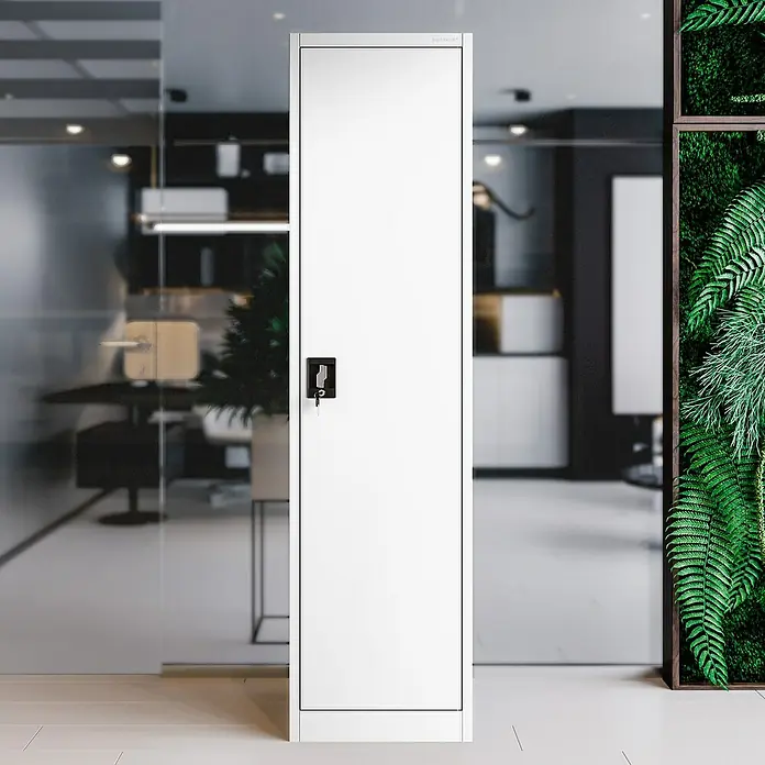Jan Nowak Aktenschrank Alex - B x T x H: 45 x 40 x 185 cm, Weiß - Ein weißer Spind mit einem schwarzen Schloss und einem Schlüssel darin vor einem modernen Büro.