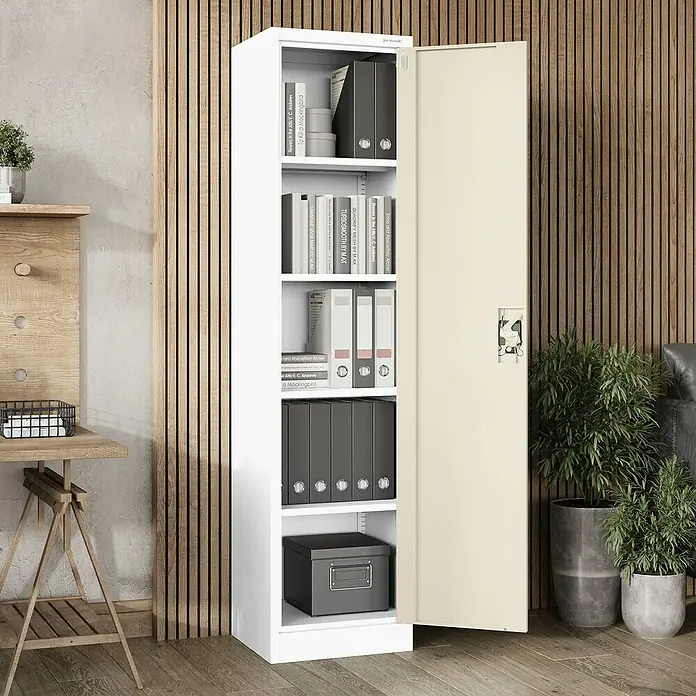 Jan Nowak Aktenschrank Alex - B x T x H: 45 x 40 x 185 cm, Weiß/ Sonoma Eiche - Aufnahme eines offenen, hohen Aktenschranks in Weiß mit Aktenordnern und Büchern, der praktischen Stauraum bietet.
