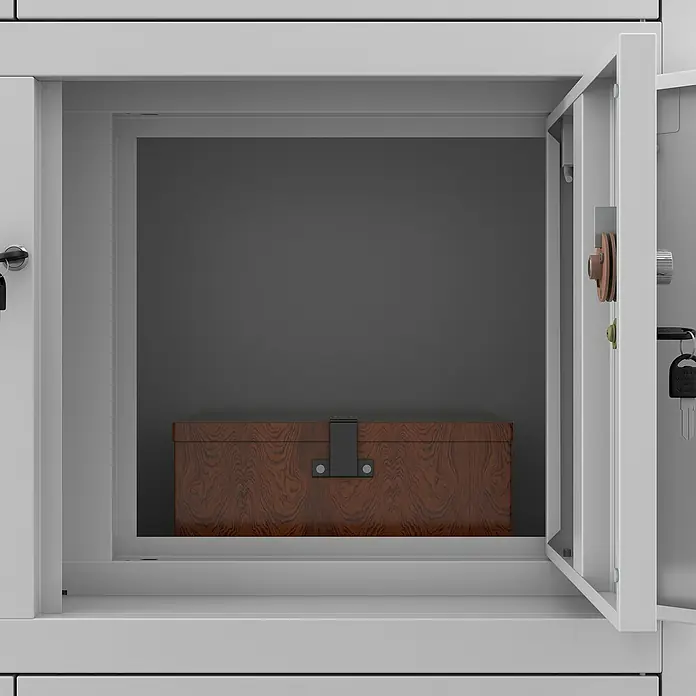 Jan Nowak Aktenschrank Filip II - B x T x H: 90 x 40 x 185 cm, Grau - Ein grauer Metallschrank mit offener Tür, in dem eine Holzkiste mit einem schwarzen Verschluss platziert ist. Praktische Aufbewahrung.