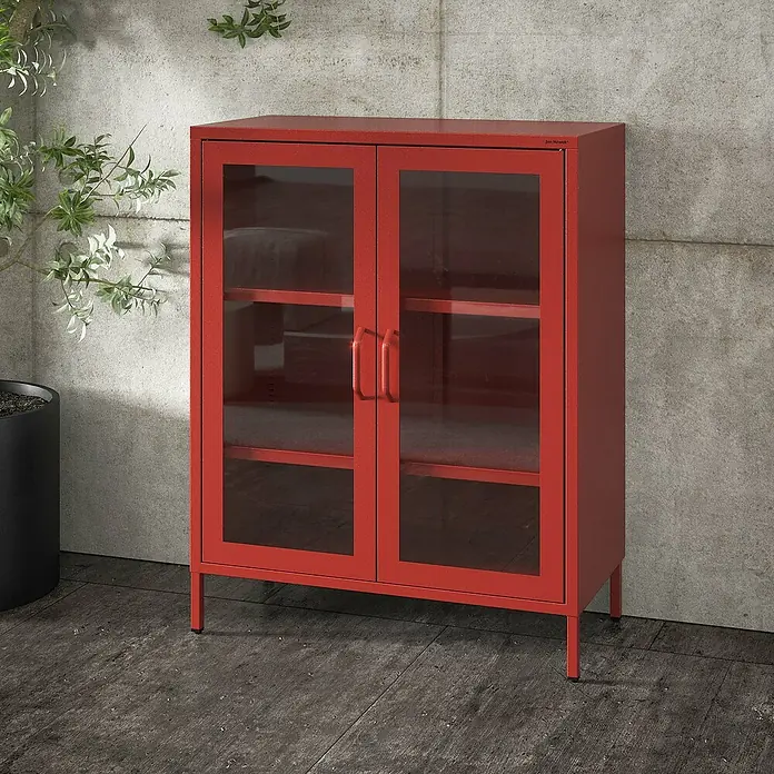 Jan Nowak Vitrine Gina - B x T x H: 80 x 40 x 101,5 cm, Rot - Roter Glasschrank mit zwei Türen und Metallgestell für Wohnräume, ideal für die Aufbewahrung und Präsentation von Gegenständen.