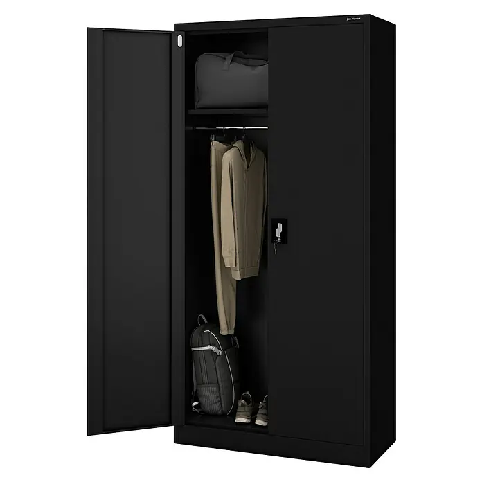 Jan Nowak Metall-Mehrzweckschrank Dawid - H x B x T: 185 x 90 x 45 cm, Schwarz - Schwarzer Metallschrank mit offener Tür, der Kleidung, eine Tasche und Schuhe zeigt. Praktische Aufbewahrungslösung für Zuhause.