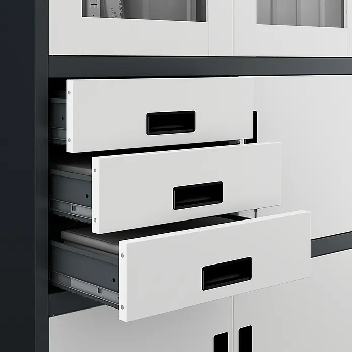 Jan Nowak Aktenschrank Filip - B x T x H: 90 x 40 x 185 cm, Anthrazit/Weiß - Detailaufnahme eines Büroschranks mit drei teilweise geöffneten weißen Schubladen mit schwarzen Griffen.
