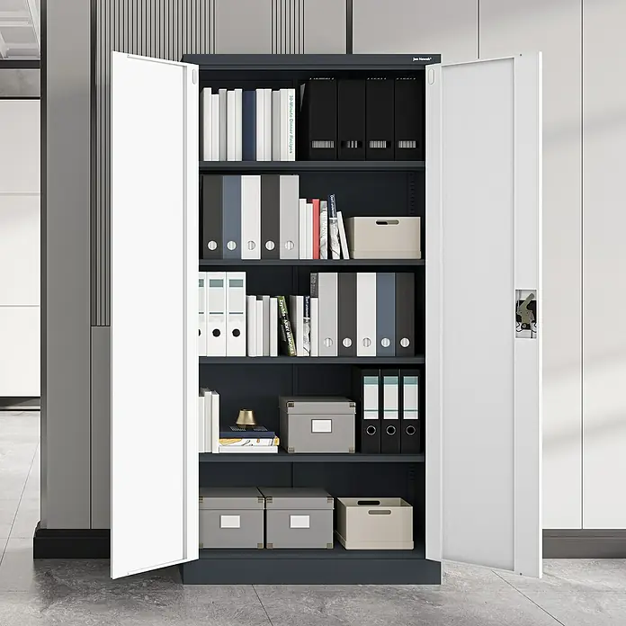 Jan Nowak Aktenschrank Jan - B x T x H: 90 x 40 x 185 cm, Anthrazit/Weiß - Ein geräumiger Büroschrank in Anthrazit mit offenen, weißen Türen und mehreren Regalen voller Ordner und Bücher.