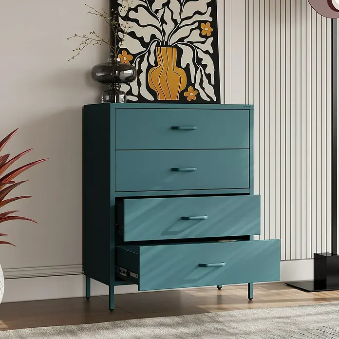 Jan Nowak Kommode Carla - L x B x H: 40 x 80 x 101,5 cm, Meeresgrün, Anzahl Schubladen: 4 Stk. - Eine blaue Kommode mit vier Schubladen, wobei eine Schublade offen ist. Dekorative Elemente stehen obenauf.