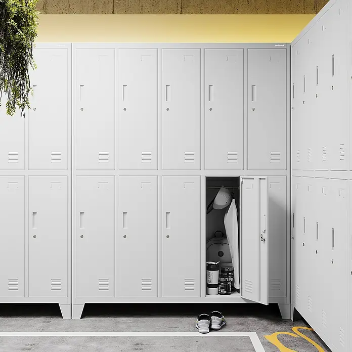 Jan Nowak Spind Bartek - B x T x H: 136 x 45 x 172 cm, Grau - Eine Reihe von weißen Metallschränken mit einem offenen Schrank, in dem Sportartikel aufbewahrt werden.