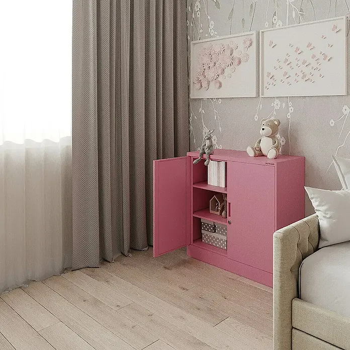 Jan Nowak Aktenschrank Beata - B x T x H: 90 x 40 x 92,5 cm, Rosa - Ein rosafarbener Kinderschrank mit geöffneter Tür und verschiedenen Spielsachen im Regal in einem hellen Kinderzimmer.