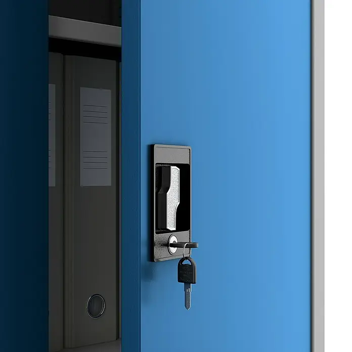 Jan Nowak Aktenschrank Beata - B x T x H: 90 x 40 x 92,5 cm, Grau / Blau - Nahaufnahme eines blauen Aktenschranks mit Schloss und Schlüssel, der die sichere Aufbewahrung von Dokumenten betont.