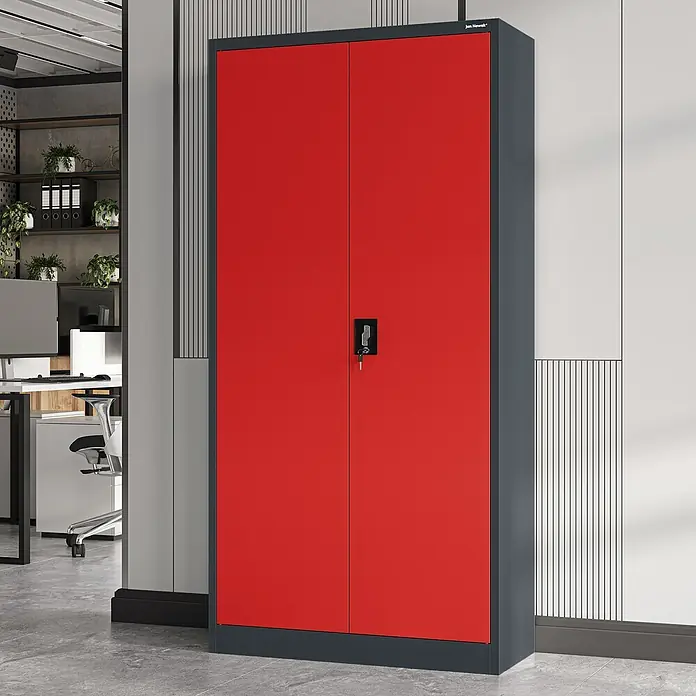 Jan Nowak Aktenschrank Jan - B x T x H: 90 x 40 x 185 cm, Anthrazit/Rot - Ein roter Metallschrank mit zwei Türen steht in einem Büro. Der Schrank ist abschließbar und bietet Stauraum.