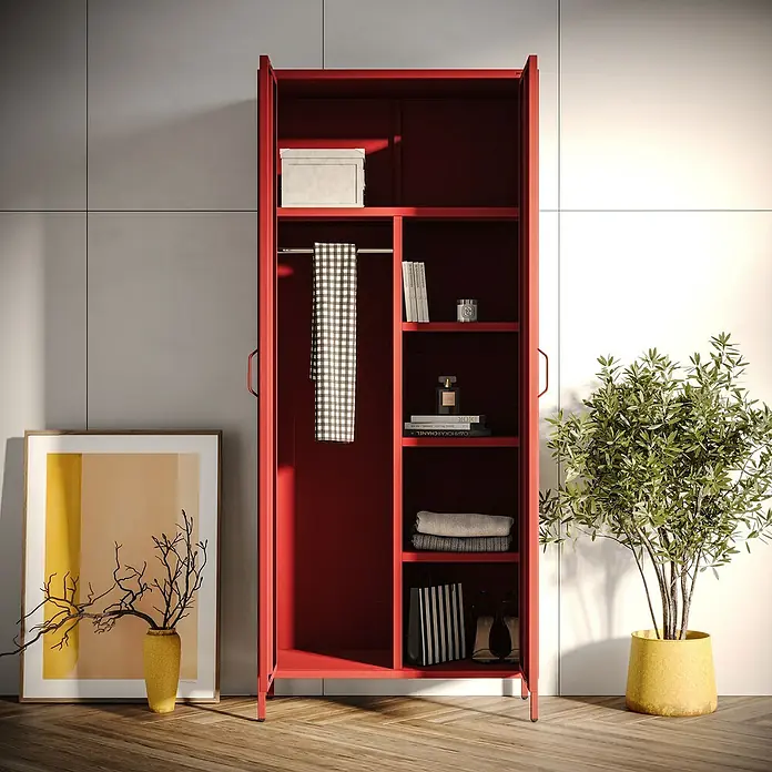 Jan Nowak Kleiderschrank Flavio - H x B x T: 185 x 80 x 45 cm, Rot - Roter Kleiderschrank mit offenem Design, gefüllt mit Accessoires und Kleidung, neben einer Zimmerpflanze und einem gerahmten Bild.