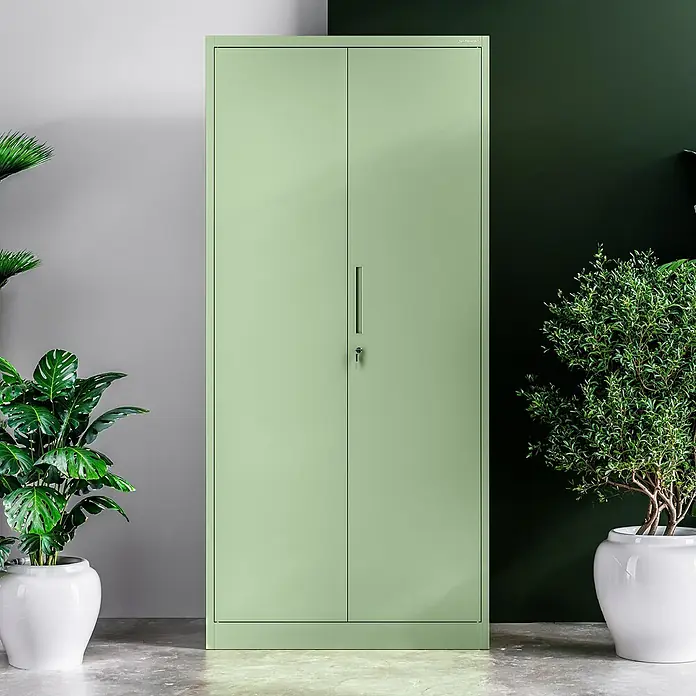 Jan Nowak Aktenschrank Jan - B x T x H: 90 x 40 x 195 cm, Pastellgrün - Grüner Metallschrank mit zwei Türen und abschließbarem Griff, umgeben von Zimmerpflanzen. Der perfekte Stauraum für Büro oder Zuhause.