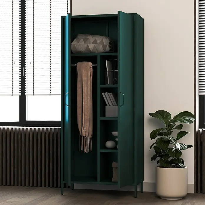 Jan Nowak Kleiderschrank Flavio - H x B x T: 185 x 80 x 45 cm, Flaschengrün - Ein grüner Metallschrank mit geöffneten Türen, der Kleidung, Bücher und Deko-Objekte zeigt. Eine Zimmerpflanze steht daneben.