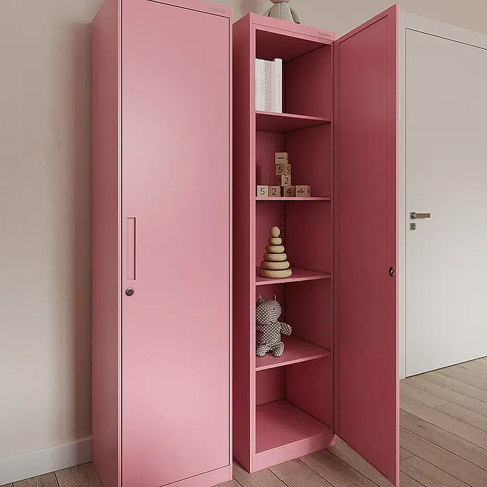 Jan Nowak Aktenschrank Alex - B x T x H: 45 x 40 x 185 cm, Rosa - Rosa Metallschränke mit offenem Regal und Spielsachen, die eine verspielte und organisierte Kinderzimmeratmosphäre schaffen.