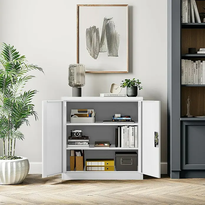 Jan Nowak Aktenschrank Beata - B x T x H: 90 x 40 x 92,5 cm, Weiß - Ein weißer Büroschrank mit geöffneten Türen, gefüllt mit Büchern und Ordnern, steht auf einem Holzboden.