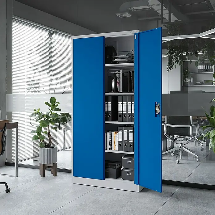 Jan Nowak Aktenschrank Jan - B x T x H: 90 x 40 x 185 cm, Grau/Blau - Ein blauer Flügeltürenschrank mit Regalen und Ordnern in einem modernen Büro. Ideal für die Büroorganisation.