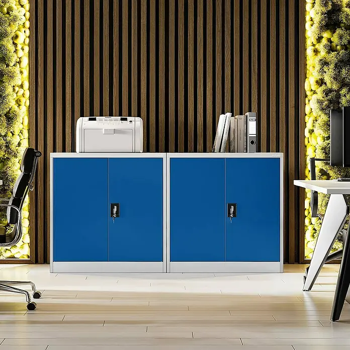 Jan Nowak Aktenschrank Beata - B x T x H: 90 x 40 x 92,5 cm, Grau / Blau - Büro mit zwei blauen Aktenschränken unter einem Drucker und Büchern, ideal für die Büroorganisation.
