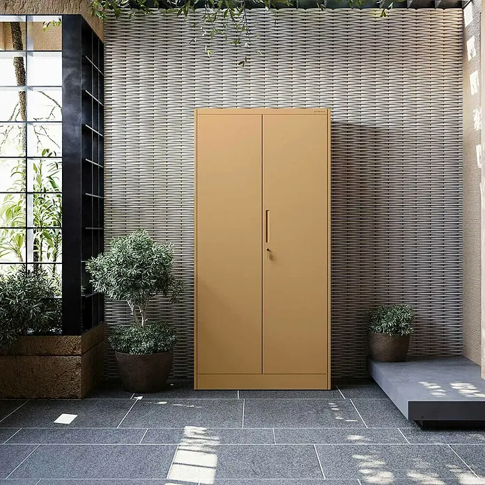 Jan Nowak Metall-Mehrzweckschrank Dawid - H x B x T: 185 x 90 x 45 cm, Beige - Ein goldfarbener Metallschrank mit zwei Türen steht vor einer strukturierten Wand. Der Schrank bietet viel Stauraum und ist abschließbar.