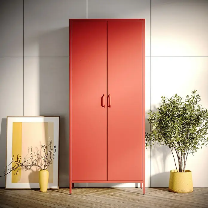 Jan Nowak Kleiderschrank Flavio - H x B x T: 185 x 80 x 45 cm, Rot - Ein roter Kleiderschrank steht zwischen einem Bild und einer Pflanze, die ein stilvolles und modernes Ambiente erzeugen.