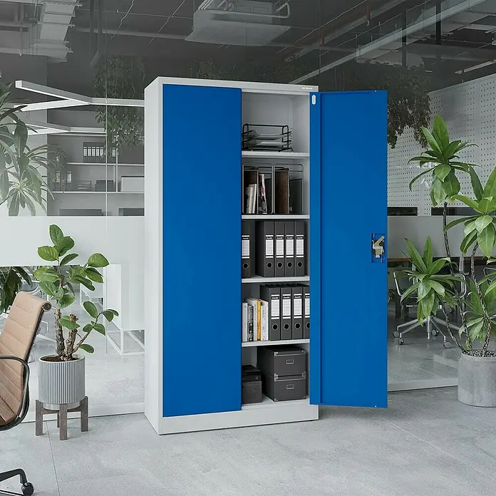 Jan Nowak Aktenschrank Jan - B x T x H: 90 x 40 x 185 cm, Grau/Blau - Ein blauer Flügeltürenschrank mit Ordnern, Büchern und Ablagekörben steht in einem hellen Büro.