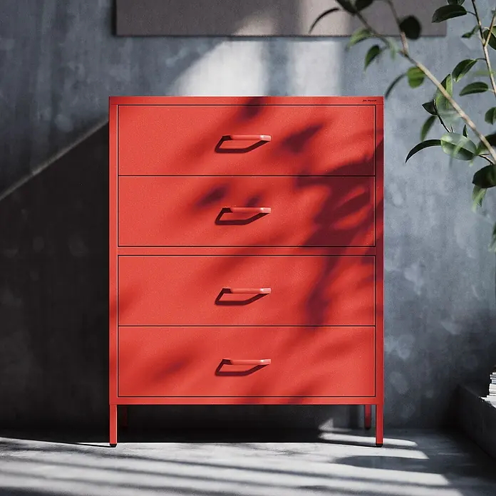 Jan Nowak Kommode Carla - L x B x H: 40 x 80 x 101,5 cm, Rot, Anzahl Schubladen: 4 Stk. - Bild eines roten Schranks mit vier Schubladen vor einer Wand, beleuchtet durch Schatten.