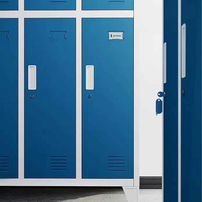 Jan Nowak Spind Bartek - B x T x H: 136 x 45 x 172 cm, Grau / Blau - Blaues Stahl-Spind-Produktfoto, das die robuste Bauweise und die Sicherheitsmerkmale hervorhebt. Perfekt für Schulen oder Sportanlagen.