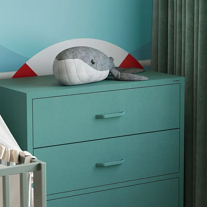 Jan Nowak Kommode Carla - L x B x H: 40 x 80 x 101,5 cm, Meeresgrün, Anzahl Schubladen: 4 Stk. - Eine grüne Kommode mit drei Schubladen und einem grauen Wal-Stofftier darauf, daneben ein Babybett.