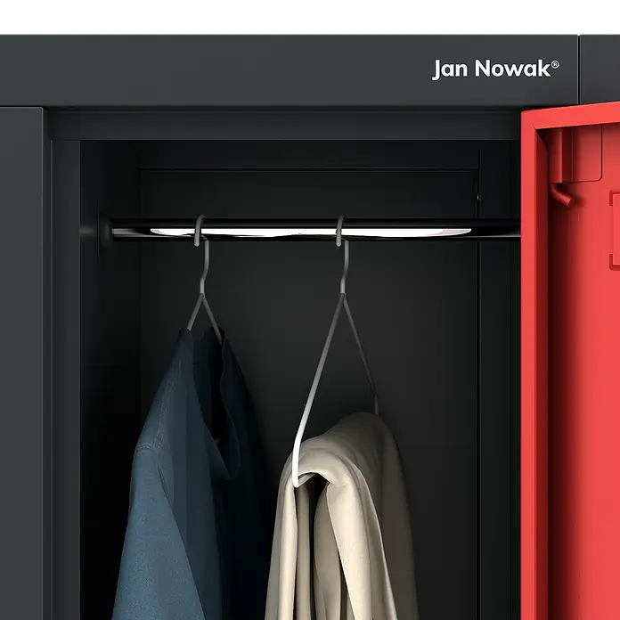Jan Nowak Schließfachschrank Igor - H x B x T: 185 x 90 x 45 cm, Anzahl Fächer: 6 Stk., Anthrazit/Rot - Kleiderschrank von Jan Nowak mit Kleidung an Bügeln. Der Schrank verfügt über eine integrierte Beleuchtung und eine rote Tür.