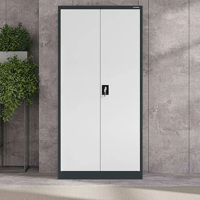 Jan Nowak Aktenschrank Jan - B x T x H: 90 x 40 x 185 cm, Anthrazit/Weiß - Ein eleganter weißer Stahlschrank mit abschließbaren Türen, ideal für Büro oder Werkstatt, steht vor einer stilvollen Wand.