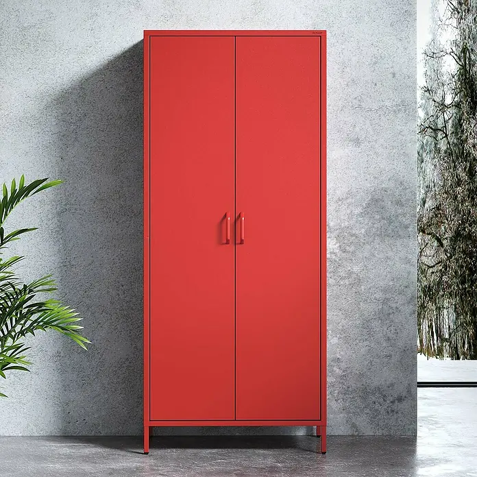 Jan Nowak Kleiderschrank Flavio - H x B x T: 185 x 80 x 45 cm, Rot - Roter Metallschrank mit zwei Türen vor einer Betonwand, ideal für Büro oder Zuhause zur Aufbewahrung von Gegenständen.